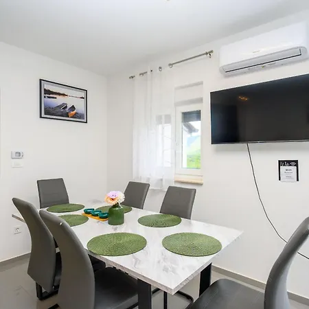 Lamat Apartment *