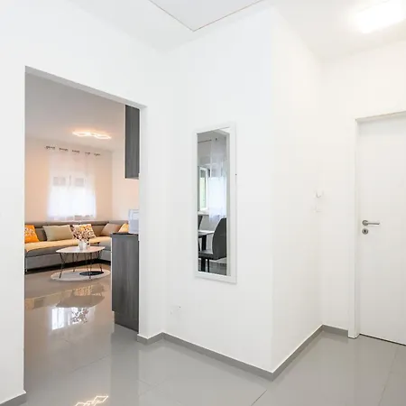 Lamat Apartment *